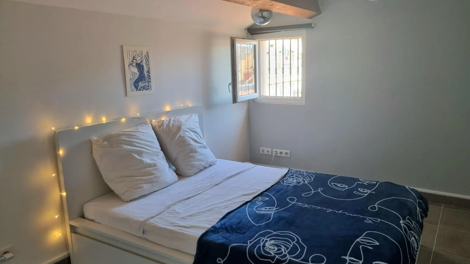 Appartement T3 Duplex Sous Les Toits De Marseille Panier Vieux Port 0*,  France